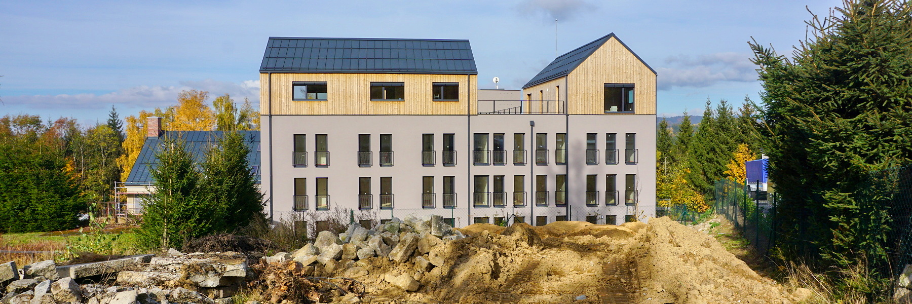 nastavba-sklarna_1800x600 drevena nastavba bytoveho domu sklarna
